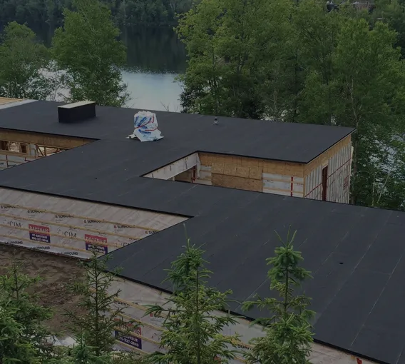 Réfection de toiture en membrane élastomère par Toitures PME à Montréal.