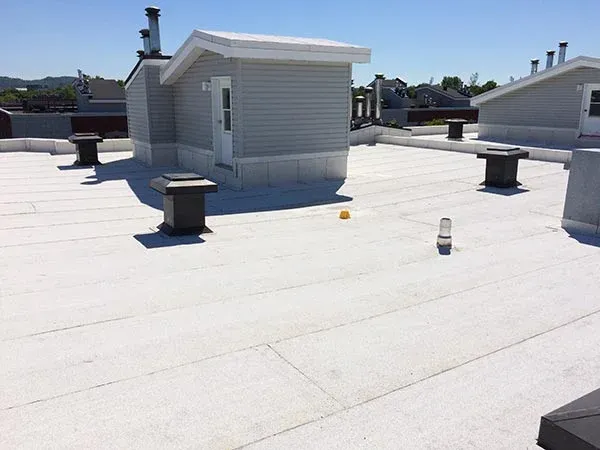 Toiture commerciale en membrane blanche installée par Toitures PME.